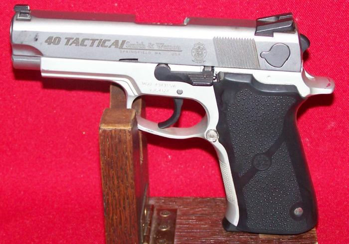 Smith & Wesson Model 4043 Tsw 40 Cal. 3-mags Stainless