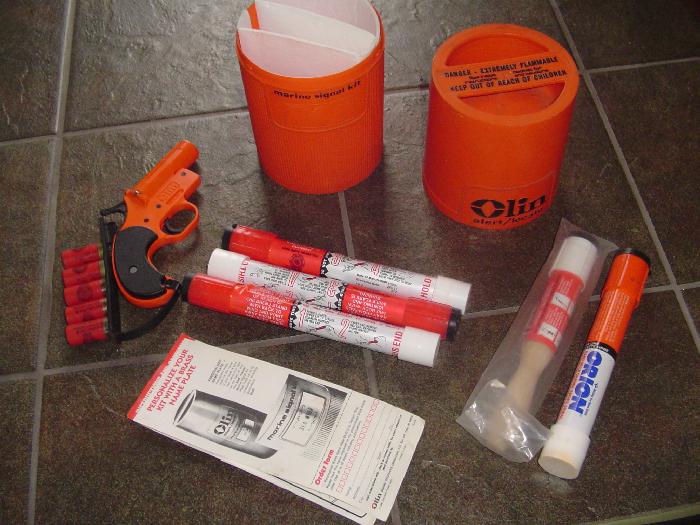 OLIN MARINE SIGNAL / FLARE KIT, CASED, VINTAGE