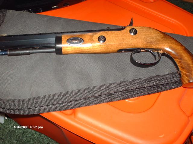 TRADITIONS BUCKSKINNER PISTOL - Picture 2